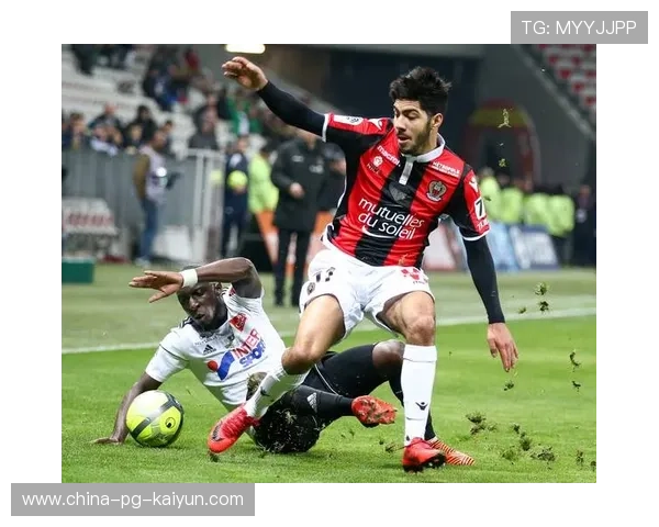 法甲豪门采取“拉边+高压”战术，打乱对方节奏