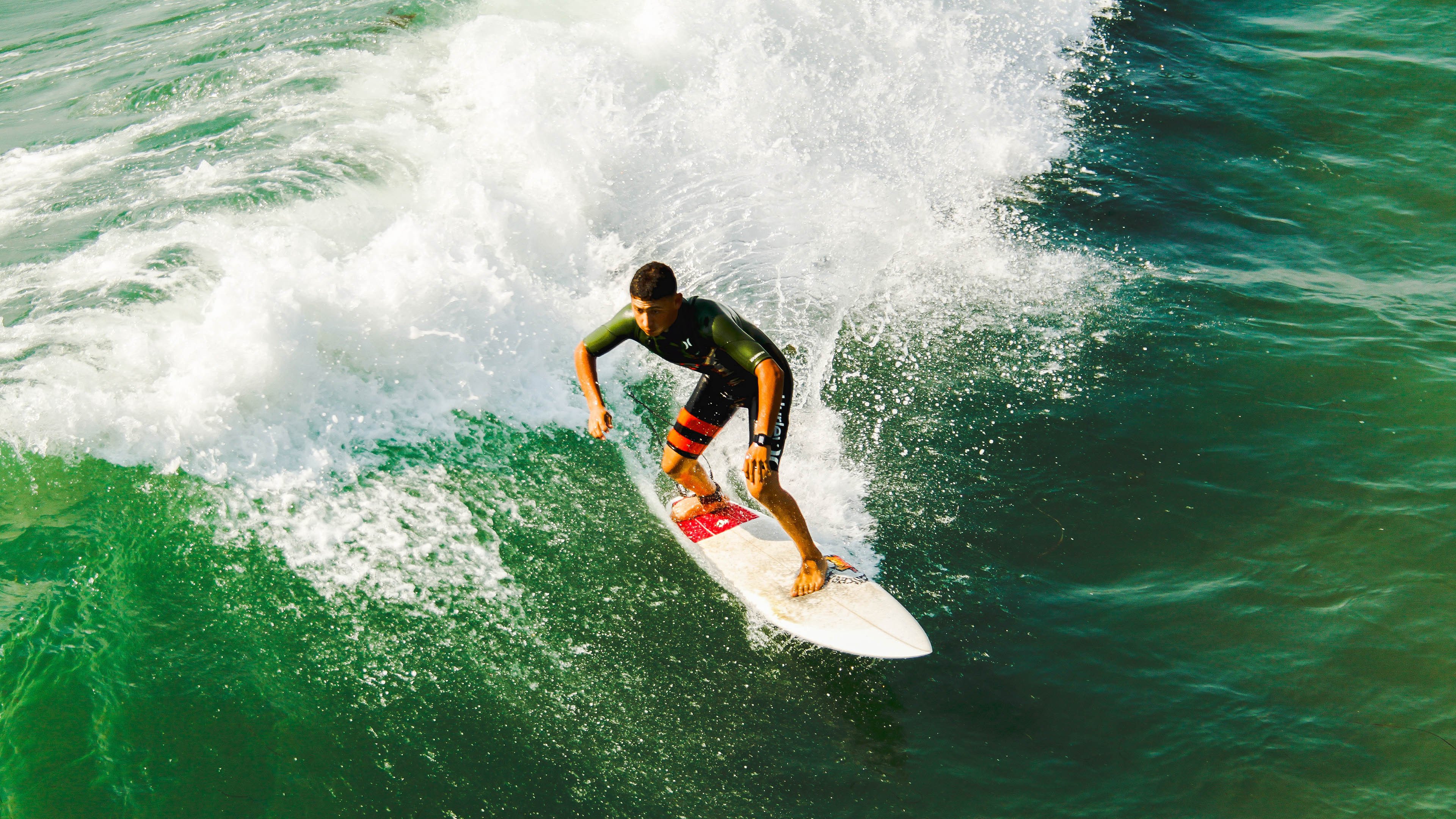 “高新体育中心：网球选手挑战赛场，激战正酣”