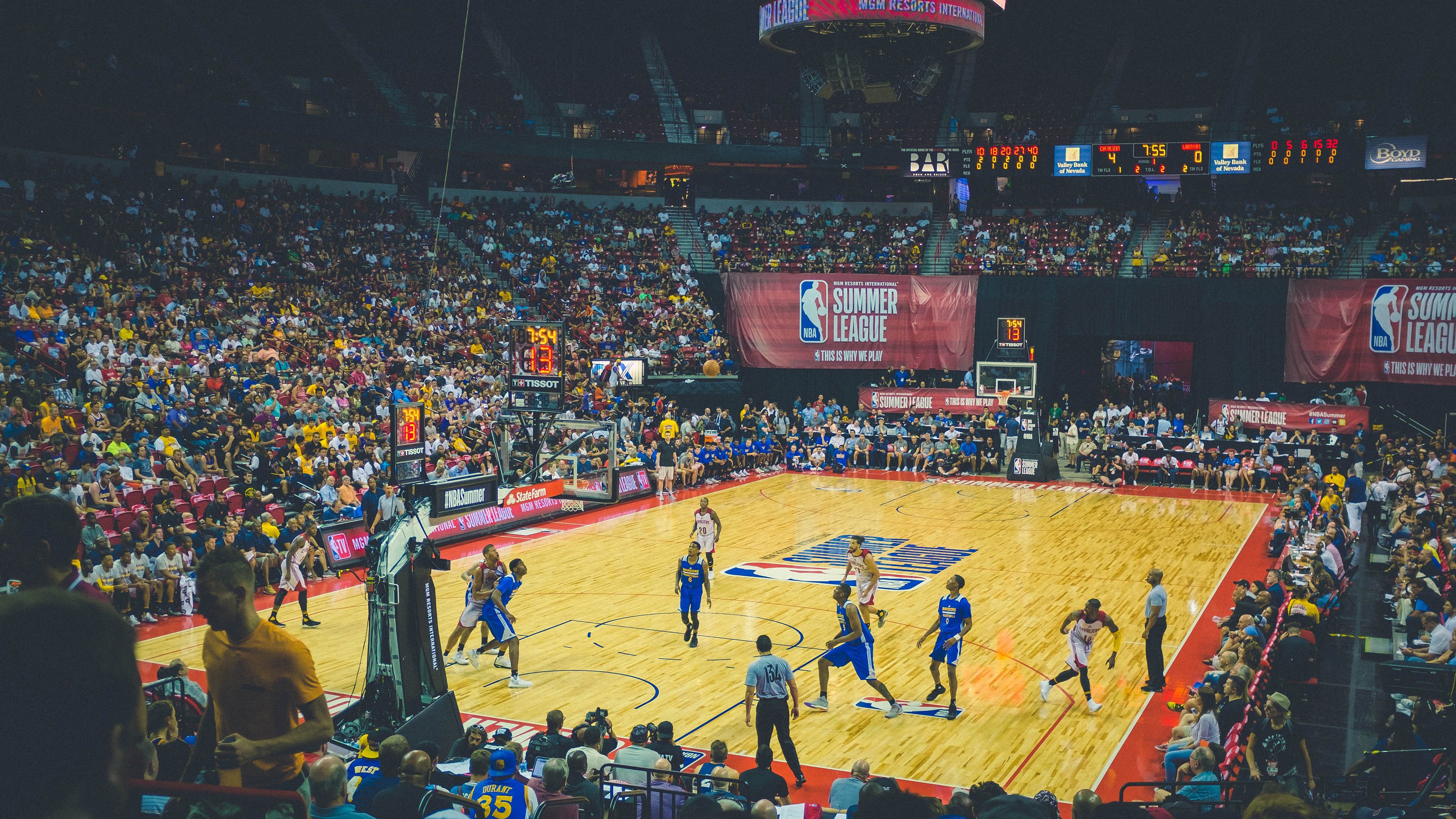 媒体日现场热闹非凡球员积极配合展示良好形象