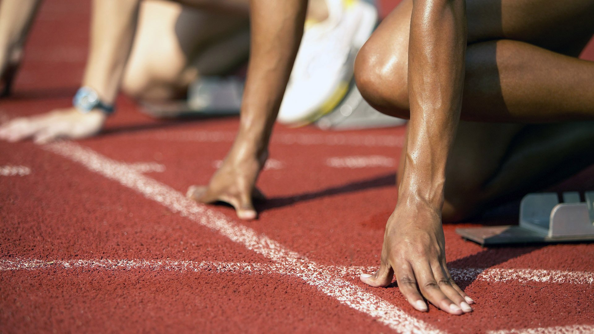 中国篮球是否推动校园篮球活动的普及和发展，我国校园篮球应如何发展,并举例说明