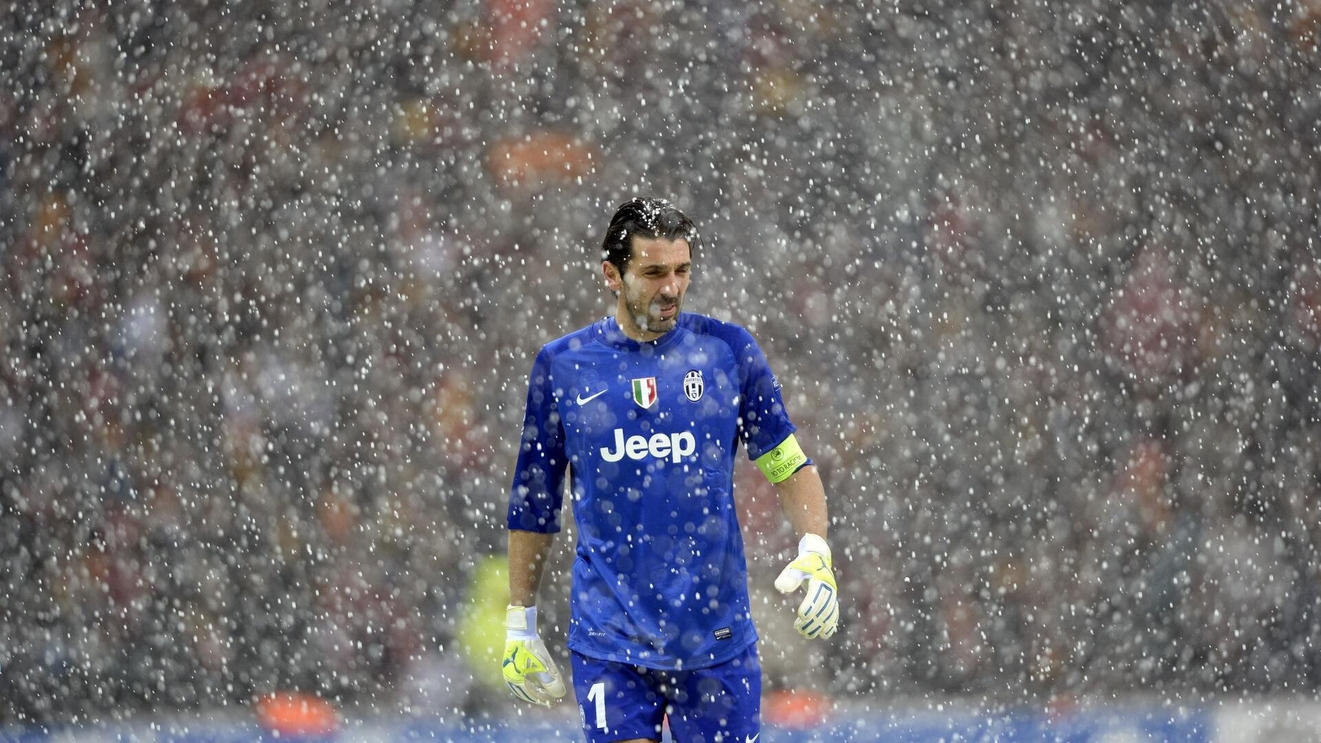 中国足球队战前集训策略与经验分享，国足赛前训练