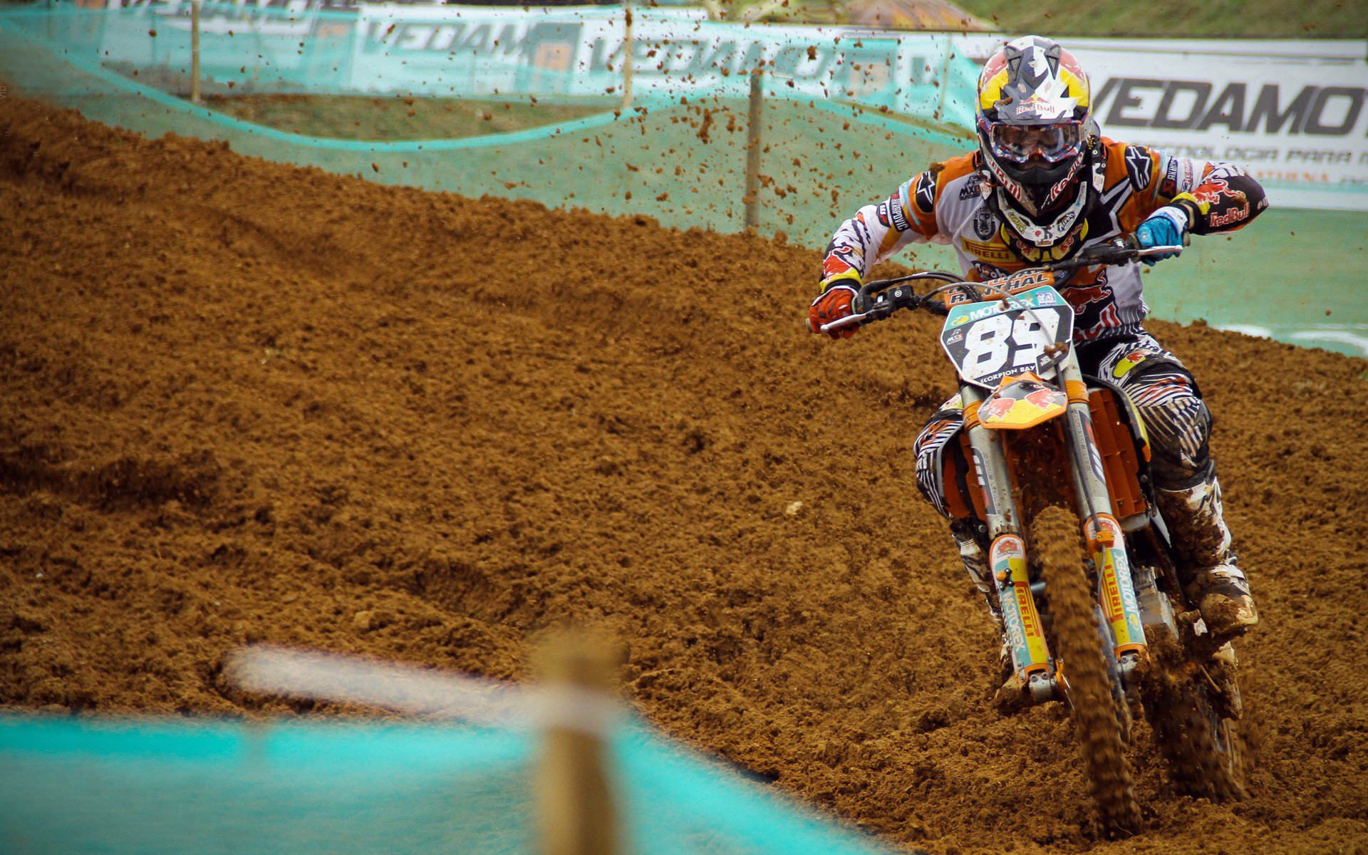 开云体育在线下载-大风天气工人高空作业，东莞安全隐患不容忽视，大风高空作业事故